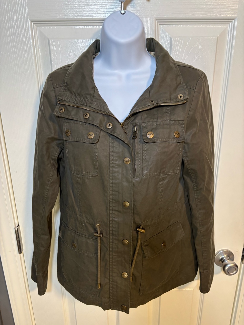 Be Boundless olive green jacket with plaid lining, size Small